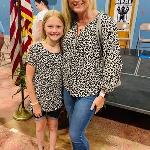 Large Old Navy leopard print shirt